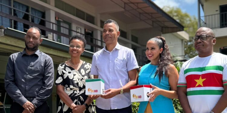 Su Aid start inzamelingscampagne: SRD 10 miljoen nodig voor Hemato-Oncologieafdeling RKZ 1 Groepsfoto SU AID en RKZ leden e1761756600231 Stichting Su Aid wil SRD 10 miljoen inzamelen voor de Hemato-Oncologieafdeling van het Sint Vincentius Ziekenhuis (RKZ). De fondsen zijn bestemd voor moderne medische apparatuur en renovatie van de afdeling. De jaarlijkse ‘Gi Wan Anu’-campagne loopt van 3 november tot en met 21 december 2025...