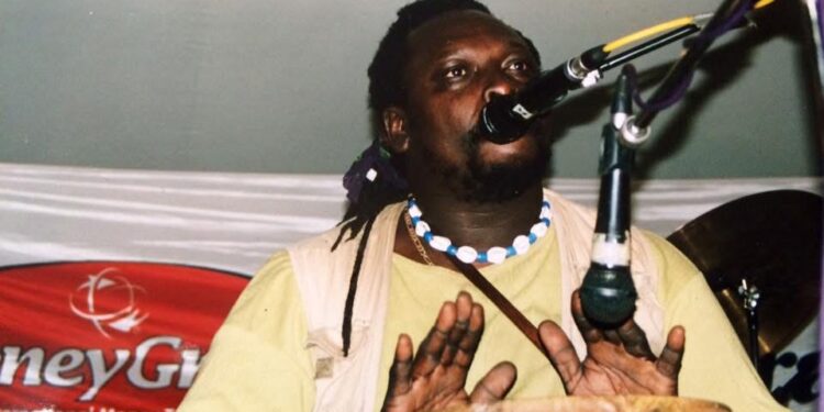 IMG 1521 e1761857577182 Paulus Damenie, beter bekend als Manenghe, wordt gezien als een van de belangrijke stemmen uit de Surinaamse muziekgeschiedenis. Met zijn boodschap van eenheid, trots en culturele bewustwording liet hij een nalatenschap achter die tot vandaag hoorbaar is in Suriname en daarbuiten...