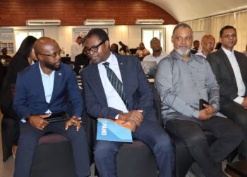 IMG 1704 Copy Copy scaled Minister André Misiekaba heeft maandag 6 oktober 2025 de vierdaagse One Health-workshop over hoogpathogene vogelgriep (HPAI) geopend. Doel: nationale paraatheid toetsen, sectoroverschrijdende samenwerking versterken en uit praktijkervaringen leren om een mogelijke uitbraak effectief te beheersen.