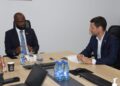 Minister VWA, Andre Misiekaba met de vertegenwoordiger van AFD | Foto CDS