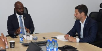 Minister VWA, Andre Misiekaba met de vertegenwoordiger van AFD | Foto CDS