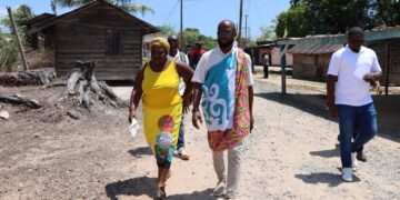 IMG 2574 1536x1024 1 Minister André Misiekaba heeft zaterdag 18 oktober een bezoek gebracht aan Nieuw Koffiekamp (district Brokopondo). De bewindsman, zelf afkomstig uit het dorp, stelde zich in zijn nieuwe rol binnen het kabinet-Simons officieel voor en ging in op de prioriteiten van de gemeenschap.