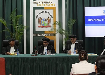 IMG 3806 scaled e1759515967902 1024x580 1 Het Openbaar Ministerie (OM) stond het afgelopen zittingsjaar voor grote uitdagingen. Dat zei procureur-generaal Garcia Paragsingh bij de opening van het nieuwe zittingsjaar van het Hof van Justitie. Ze wees op jongerengeweld, drugs en georganiseerde misdaad, én op beperkte rechtspraakcapaciteit...