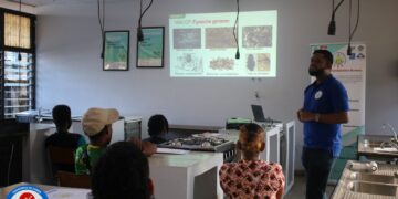 IMG 8609 1536x1024 1 Het Surinaams Standaarden Bureau (SSB) heeft in aanloop naar World Standards Day (14 oktober 2025) en ter viering van zijn 18-jarig bestaan (15 oktober 2025) jongeren in Paramaribo praktijktrainingen gegeven, in samenwerking met Buurtmanagement van het Korps Politie Suriname (KPS)