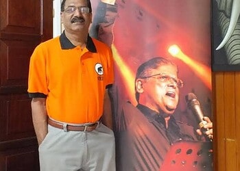 Idris Naipal Sinds het aantreden van de regering-Simons lijkt een stille heksenjacht te zijn begonnen op topdeskundigen. Wat begon bij het ministerie van Openbare Werken, Ruimtelijke Ordening (OWRO), waaide door naar Financiën, Landbouw (LVV) en Natuurlijke Hulpbronnen, etc. Overal worden ervaren vakmensen vervangen door paarse partijloyalisten.