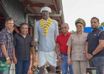 Image 2025 10 08 at 15.21.111 Minister Mike Noersalim (LVV) heeft op de Dag der Agrariërs boeren, veehouders en vissers in het zonnetje gezet. Tijdens de viering in Kwatta prees hij hun bijdrage aan voedselzekerheid en economie, en kondigde hij onderwijs- en klimaatinitiatieven aan om de sector te versterken.