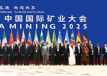 Image 20251026203212 94 7 Een delegatie van het Ministerie van Natuurlijke Hulpbronnen (NH), onder leiding van minister David Abiamofo, heeft van 21 tot en met 26 oktober een werkbezoek gebracht aan China. Het bezoek stond in het teken van duurzame mijnbouw, strengere handhaving en nieuwe investeringskansen voor Suriname.