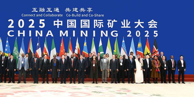 NH-delegatie bespreekt duurzame mijnbouw en toezicht tijdens werkbezoek aan China 1 Image 20251026203212 94 7 Een delegatie van het Ministerie van Natuurlijke Hulpbronnen (NH), onder leiding van minister David Abiamofo, heeft van 21 tot en met 26 oktober een werkbezoek gebracht aan China. Het bezoek stond in het teken van duurzame mijnbouw, strengere handhaving en nieuwe investeringskansen voor Suriname.