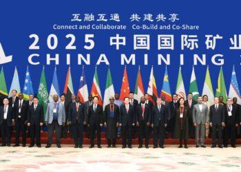 Image 20251026203212 94 7 scaled Een delegatie van het Ministerie van Natuurlijke Hulpbronnen (NH), onder leiding van minister David Abiamofo, heeft van 21 tot en met 26 oktober een werkbezoek gebracht aan China. Het bezoek stond in het teken van duurzame mijnbouw, strengere handhaving en nieuwe investeringskansen voor Suriname.