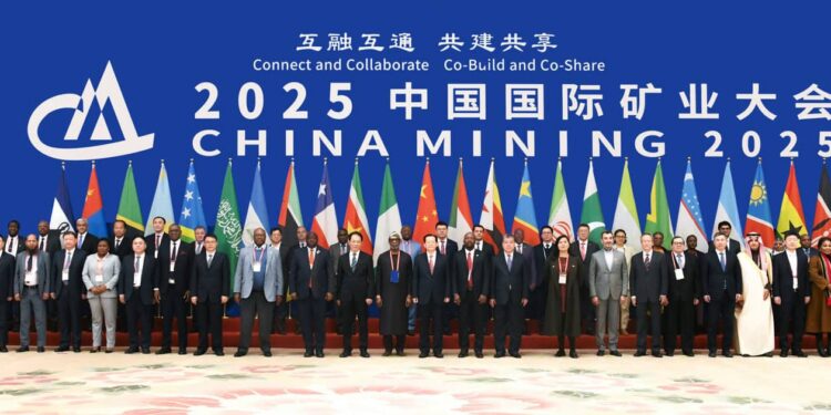 Image 20251026203212 94 7 scaled Een delegatie van het Ministerie van Natuurlijke Hulpbronnen (NH), onder leiding van minister David Abiamofo, heeft van 21 tot en met 26 oktober een werkbezoek gebracht aan China. Het bezoek stond in het teken van duurzame mijnbouw, strengere handhaving en nieuwe investeringskansen voor Suriname.