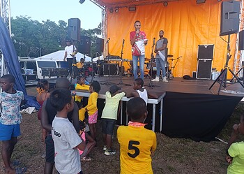 JOS271 1 Reeberg heeft sinds dit weekend een eigen sportcomplex waar kinderen uit de buurt veilig kunnen sporten, spelen en zich ontwikkelen. De faciliteit, aan de Roodbontstraat in het district Wanica, is op zaterdag 25 oktober officieel overgedragen aan de gemeenschap tijdens de Sport- en Educatiebeurs. Het complex is een initiatief van Stichting Y-Academy, onder leiding van voorzitter Gino Naarden.