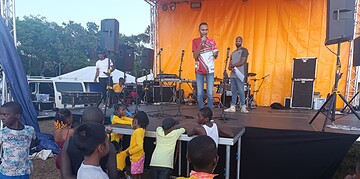 JOS271 1 Reeberg heeft sinds dit weekend een eigen sportcomplex waar kinderen uit de buurt veilig kunnen sporten, spelen en zich ontwikkelen. De faciliteit, aan de Roodbontstraat in het district Wanica, is op zaterdag 25 oktober officieel overgedragen aan de gemeenschap tijdens de Sport- en Educatiebeurs. Het complex is een initiatief van Stichting Y-Academy, onder leiding van voorzitter Gino Naarden.