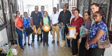 LVV NATIN 02 1536x1023 1 Het ministerie van LVV heeft in aanloop naar Wereldvoedseldag (16 oktober) landbouwmaterialen gedoneerd aan de agrarische studierichting van NATIN MBO. De schenking, in samenwerking met de FAO, moet praktijkonderwijs versterken en meer jongeren richting landbouw trekken.