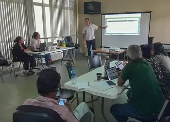 LVV1 Het directoraat Veeteelt van het ministerie van Landbouw, Veeteelt en Visserij (LVV) voert een nieuw Surveillance Programma in om dierziekten sneller te signaleren en te bestrijden. Het programma moet zowel de voedselzekerheid als de exportpositie van Suriname beschermen.