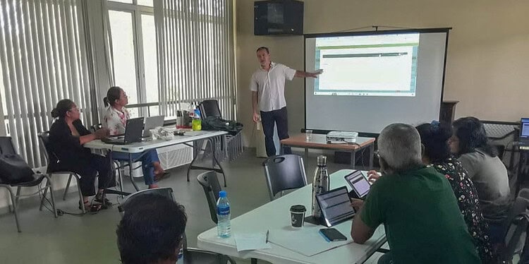 Directoraat Veeteelt versterkt toezicht op dierziekten met nieuw landelijk surveillancesysteem 1 LVV1 Het directoraat Veeteelt van het ministerie van Landbouw, Veeteelt en Visserij (LVV) voert een nieuw Surveillance Programma in om dierziekten sneller te signaleren en te bestrijden. Het programma moet zowel de voedselzekerheid als de exportpositie van Suriname beschermen.