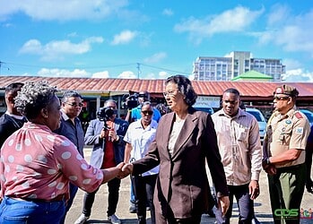 LYCO2 11 1536x1086 1 President Jennifer Simons heeft maandag 27 oktober een oriëntatiebezoek gebracht aan het Ewald P. Meyer Lyceum (Lyco 2) in Paramaribo. Aanleiding voor het bezoek waren berichten op sociale media over een tekort aan schoolmeubilair en de algemene staat van het gebouw. De president wilde zich persoonlijk laten informeren over de situatie.