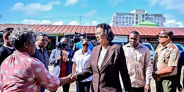 LYCO2 11 1536x1086 1 President Jennifer Simons heeft maandag 27 oktober een oriëntatiebezoek gebracht aan het Ewald P. Meyer Lyceum (Lyco 2) in Paramaribo. Aanleiding voor het bezoek waren berichten op sociale media over een tekort aan schoolmeubilair en de algemene staat van het gebouw. De president wilde zich persoonlijk laten informeren over de situatie.