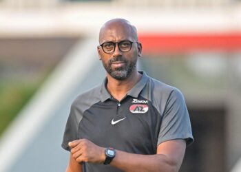 Mark de vries Uma Natio De Surinaamse Voetbal Bond (SVB) heeft Mark de Vries benoemd tot bondscoach van Natio Uma, de nationale vrouwenploeg. De selectie start morgen een trainingskamp in Nederland ter voorbereiding op de WK-kwalificatiewedstrijden die volgende maand beginnen.