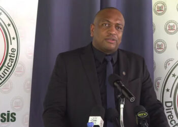 Melvin Bouva Buza Minister Melvin Bouva van Buitenlandse Zaken, Internationale Handel en Samenwerking (BIS) heeft woensdag verduidelijking gegeven over het recente bezoek van first gentleman Glenn Geerlings aan buurland Guyana. Volgens Bouva betrof het een privébezoek op uitnodiging van de Guyanese regering, die ook de kosten voor haar rekening nam...