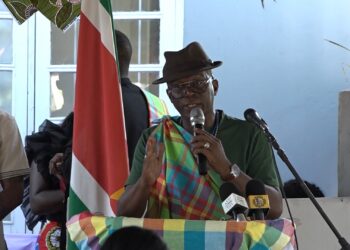 Niavai Het traditioneel gezag wil de naam van het dorp ‘Stoelamseiland’ laten veranderen. Dit stelde Johannes Niavai, vertegenwoordiger van het traditioneel gezag eerder tijdens de viering van Marrondag bij het plein van 10 oktober. De kapitein stelt dat er bezwaar is tegen de naam omdat Philip Samuel Stoelman, waarnaar het dorp vernoemd is, geen held is, vooral niet voor de Marrons.