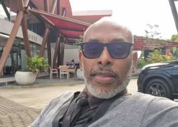 Rozie2 In de jaren 2000 klonk zijn stem wekelijks op RP The Hot One, herkenbaar, warm, en doorspekt met soulvolle energie. Wie in die tijd naar No Stop Bounce luisterde, kent zijn naam: Ryan Rozenblad. Twintig jaar later is diezelfde stem nog steeds op de radio te horen, maar met een ander ritme.