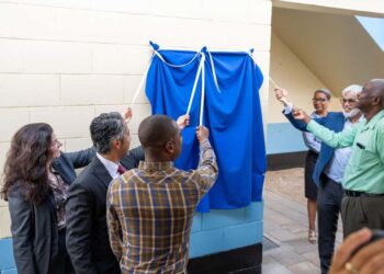 STS 2 oplevering 1 scaled Het gebouw van de Surinaamse Technische School (STS-II), naast het NATIN, is volledig gerenoveerd en op 9 oktober 2025 officieel opgeleverd. De investering van USD 330.000 komt van Staatsolie en offshore-partners en moet honderden techniekstudenten een moderne leeromgeving bieden.