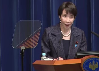 Sanae Takaichi pm japan Voor het eerst in de moderne geschiedenis heeft Japan een vrouw gekozen tot premier. Sanae Takaichi, 63 jaar oud en lid van de conservatieve Liberal Democratic Party (LDP), werd dinsdag officieel benoemd als de nieuwe premier van Japan. De benoeming markeert een mijlpaal in een land dat decennialang bekendstond om zijn door mannen gedomineerde politieke structuur.