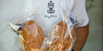 Scholenbrood penny jon 4 Omdat Breadelicious N.V. tijdelijk de uitvoering heeft verzorgd na gesprekken met het Kabinet van de President, achten wij het belangrijk enkele punten te nuanceren en volledige helderheid te bieden aan het publiek.