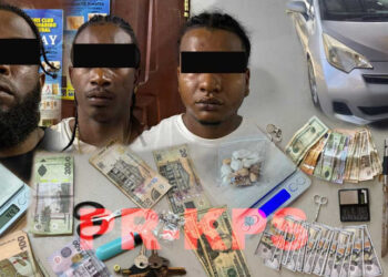 Screenshot 2025 10 06 205515 Het Regio Bijstand Team Midden (RBTM) heeft zondag 5 oktober 2025 drie mannen van Dominicaanse afkomst aangehouden, kort na een gewapende beroving aan de Bloemkoolstraat. Bij de arrestatie zijn onder meer geld, mobiele telefoons, wapens, drugs en vermoedelijk valse dollars in beslag genomen.