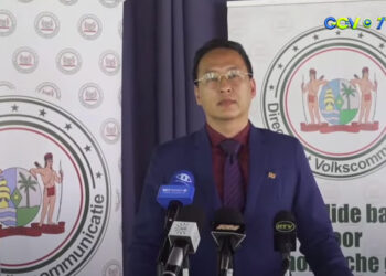 Screenshot 2025 10 10 000809 Minister Stephen Tsang van Openbare Werken & Ruimtelijke Ordening (OWRO) kondigt maatregelen aan tegen de leverancier van dienstvoertuigen die kort vóór de verkiezingen aan Justitie & Politie en Defensie zijn geleverd. Volgens het onderzoek zijn meerdere voertuigen “buiten het bestek” geleverd en niet in de vereiste A1-conditie.