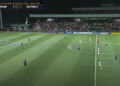 Screenshot 2025 10 10 204201 Suriname begon fel voor eigen publiek, waar duizenden supporters de ploeg van bondscoach Stanley Menzo luid aanmoedigden. Natio zette vanaf het eerste fluitsignaal druk, maar echte doelkansen bleven lange tijd uit.