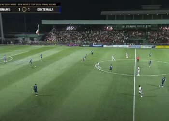 Screenshot 2025 10 10 204201 Suriname begon fel voor eigen publiek, waar duizenden supporters de ploeg van bondscoach Stanley Menzo luid aanmoedigden. Natio zette vanaf het eerste fluitsignaal druk, maar echte doelkansen bleven lange tijd uit.