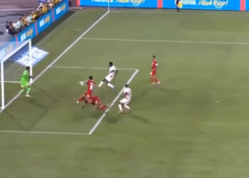 Screenshot 2025 10 15 004721 Suriname heeft dinsdagavond een punt overgehouden aan de uitwedstrijd tegen Panama in de derde ronde van de WK-kwalificatie. Richonell Margaret zette Natio op voorsprong, maar Ismael Díaz maakte in de extra tijd gelijk: 1–1.