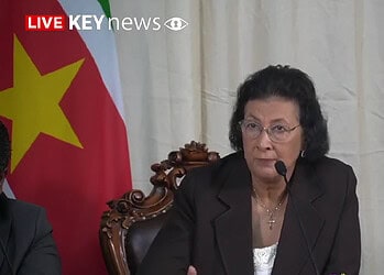 Screenshot 2025 10 17 132340 President Jennifer Simons laat weten dat Buitenlandse Zaken (BIS) de aanhouding van Richano Santokhi in de Verenigde Staten onderzoekt. De uiteindelijke beslissing over zijn verblijfsstatus ligt bij de Amerikaanse autoriteiten; Suriname kan hooguit consulaire bijstand bieden.