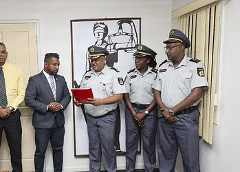 Screenshot 2025 10 17 181847 Minister van Justitie en Politie, Harish Monorath heeft op donderdag 16 oktober 2025 het definitieve concept-formatiehuis met bijbehorende organogrammen van het Korps Politie Suriname (KPS) in ontvangst genomen. De voorstellen moeten de personeelsstructuur en organisatieontwikkeling van het korps moderniseren en formaliseren.