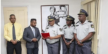 Screenshot 2025 10 17 181847 Minister van Justitie en Politie, Harish Monorath heeft op donderdag 16 oktober 2025 het definitieve concept-formatiehuis met bijbehorende organogrammen van het Korps Politie Suriname (KPS) in ontvangst genomen. De voorstellen moeten de personeelsstructuur en organisatieontwikkeling van het korps moderniseren en formaliseren.