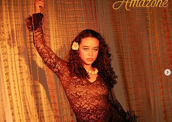 Screenshot 2025 10 18 203426 De in Nederland wonende zangeres Amazone mengt soul, house, afro en kawina tot een frisse, Surinaams getinte sound. Met haar hit Sa Na San staat ze bovenaan bij Radio 10 en bouwt ze muzikaal bruggen tussen generaties en culturen.