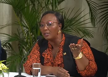 Screenshot 2025 10 18 233541 Minister Diana Pokie (SoZaVo) noemt de administratie rond de Moni Karta “heel slordig” en vraagt om een externe audit. Tijdens de regeringspersconferentie van vrijdag 17 oktober 2025 wees zij op structurele problemen, vermiste kaarten en gebrekkig saldo-inzicht.