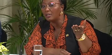 Screenshot 2025 10 18 233541 Minister Diana Pokie (SoZaVo) noemt de administratie rond de Moni Karta “heel slordig” en vraagt om een externe audit. Tijdens de regeringspersconferentie van vrijdag 17 oktober 2025 wees zij op structurele problemen, vermiste kaarten en gebrekkig saldo-inzicht.