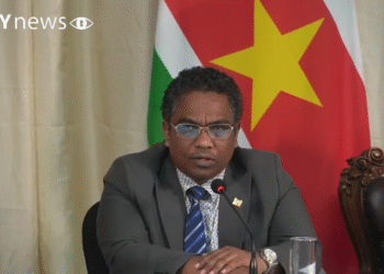 Screenshot 2025 10 20 084841 Minister Mike Noersalim (LVV) heeft bevestigd dat de omstreden veelevering geen “niet ontvangen” partij betreft: de 1500 runderen zijn nooit in Suriname aangekomen. De bewindsman liet de bouw van quarantainestallen stilleggen en kondigde juridische stappen aan in afwachting van onderzoek.