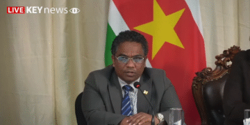 Screenshot 2025 10 20 084841 Minister Mike Noersalim (LVV) heeft bevestigd dat de omstreden veelevering geen “niet ontvangen” partij betreft: de 1500 runderen zijn nooit in Suriname aangekomen. De bewindsman liet de bouw van quarantainestallen stilleggen en kondigde juridische stappen aan in afwachting van onderzoek.