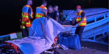 Screenshot 2025 10 20 142710 Vier personen zijn zondag gewond geraakt bij een verkeersongeval in de omgeving van Moengo. Drie mannen en een vrouw zijn over de grens naar het ziekenhuis van Saint-Laurent-du-Maroni in Frans-Guyana gebracht. Ze raakten gewond nadat hun voertuig van achteren werd aangereden en meerdere keren over de kop sloeg. Volgens mediaberichten in Frans-Guyana werden de slachtoffers door voorbijgangers uit het voertuig gehaald en vervolgens naar Saint Laurent overgebracht, waar ze door een hulpteam per ambulance naar het plaatselijk ziekenhuis zijn overgebracht. Eén van de slachtoffers raakte ernstig gewond. De anderen zijn minder ernstig aan toe. De inzittenden waren op weg terug van een traditioneel ‘Gi Pangi’-feest toen het ongeluk plaatsvond.