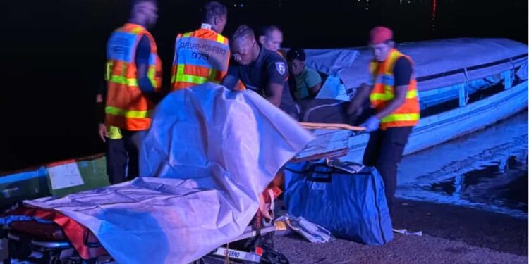 Verkeersongeval bij Moengo: vier gewonden naar ziekenhuis in Frans-Guyana 1 Screenshot 2025 10 20 142710 Vier personen zijn zondag gewond geraakt bij een verkeersongeval in de omgeving van Moengo. Drie mannen en een vrouw zijn over de grens naar het ziekenhuis van Saint-Laurent-du-Maroni in Frans-Guyana gebracht. Ze raakten gewond nadat hun voertuig van achteren werd aangereden en meerdere keren over de kop sloeg. Volgens mediaberichten in Frans-Guyana werden de slachtoffers door voorbijgangers uit het voertuig gehaald en vervolgens naar Saint Laurent overgebracht, waar ze door een hulpteam per ambulance naar het plaatselijk ziekenhuis zijn overgebracht. Eén van de slachtoffers raakte ernstig gewond. De anderen zijn minder ernstig aan toe. De inzittenden waren op weg terug van een traditioneel ‘Gi Pangi’-feest toen het ongeluk plaatsvond.