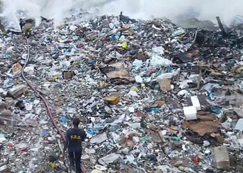 Screenshot 2025 10 24 002051 De brand bij de (oude) vuilstortplaats langs de Nieuwe Charlesburgweg blijft hardnekkig en kan volgens districtscommissaris Marlon Budike “nog dagen” aanhouden. De brandweer is met meerdere ploegen ter plaatse; de rookontwikkeling zorgt voor overlast in de omgeving.