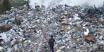 Screenshot 2025 10 24 002051 De brand bij de (oude) vuilstortplaats langs de Nieuwe Charlesburgweg blijft hardnekkig en kan volgens districtscommissaris Marlon Budike “nog dagen” aanhouden. De brandweer is met meerdere ploegen ter plaatse; de rookontwikkeling zorgt voor overlast in de omgeving.