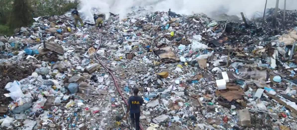 Screenshot 2025 10 24 002051 De brand bij de (oude) vuilstortplaats langs de Nieuwe Charlesburgweg blijft hardnekkig en kan volgens districtscommissaris Marlon Budike “nog dagen” aanhouden. De brandweer is met meerdere ploegen ter plaatse; de rookontwikkeling zorgt voor overlast in de omgeving.