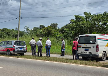 Screenshot 2025 10 30 153447 Een 34-jarige vrouw is eerder vandaag om het leven gekomen bij een zware aanrijding tussen twee bromfietsen aan de Martin Luther Kingweg (MLK-weg), ter hoogte van Surmac. Het slachtoffer, geïdentificeerd als S.S., overleed ter plaatse...