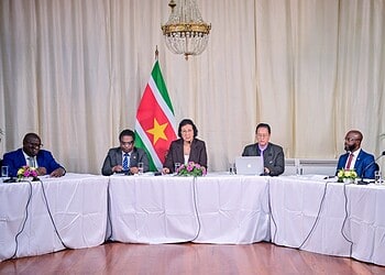 Simons 1 1536x914 1 President Jennifer Simons en diverse ministers hebben vrijdag 17 oktober 2025 op het presidentieel paleis uiteengezet hoe de regering de schuldenlast wil verlichten en de staatsinkomsten verhogen. Kernmaatregelen zijn sterkere belastinginning, efficiëntere douane en audits bij staatsbedrijven.