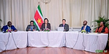 Simons 1 1536x914 1 President Jennifer Simons en diverse ministers hebben vrijdag 17 oktober 2025 op het presidentieel paleis uiteengezet hoe de regering de schuldenlast wil verlichten en de staatsinkomsten verhogen. Kernmaatregelen zijn sterkere belastinginning, efficiëntere douane en audits bij staatsbedrijven.