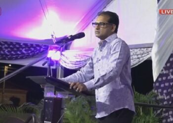 Soeresh Algoe Oud-LVV-minister Soeresh Algoe (NDP) uit stevige kritiek op het benoemingsbeleid van de regering-Simons/Rusland. Hij twijfelt aan de koers van minister Mike Noersalim (LVV) en adviseert de president om meerdere ministers te vervangen.